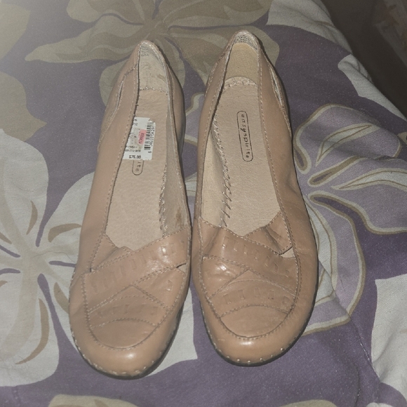Easy Spirit Women's Beige Loafers - Picture 1 of 2